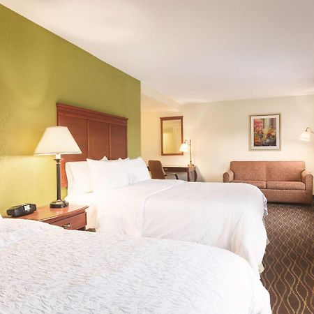 Hampton Inn & Suites Greenfield Exteriör bild