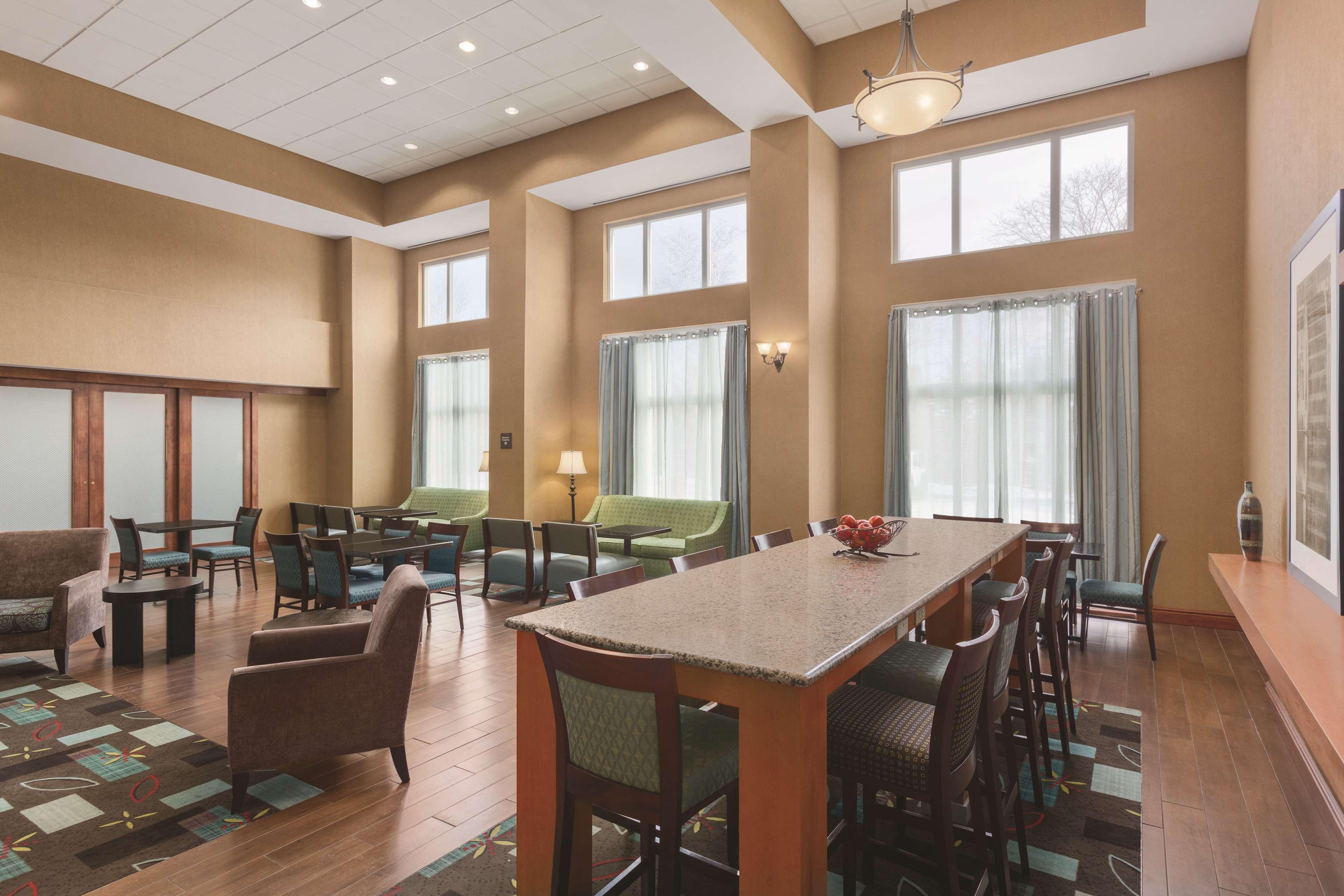 Hampton Inn & Suites Greenfield Exteriör bild