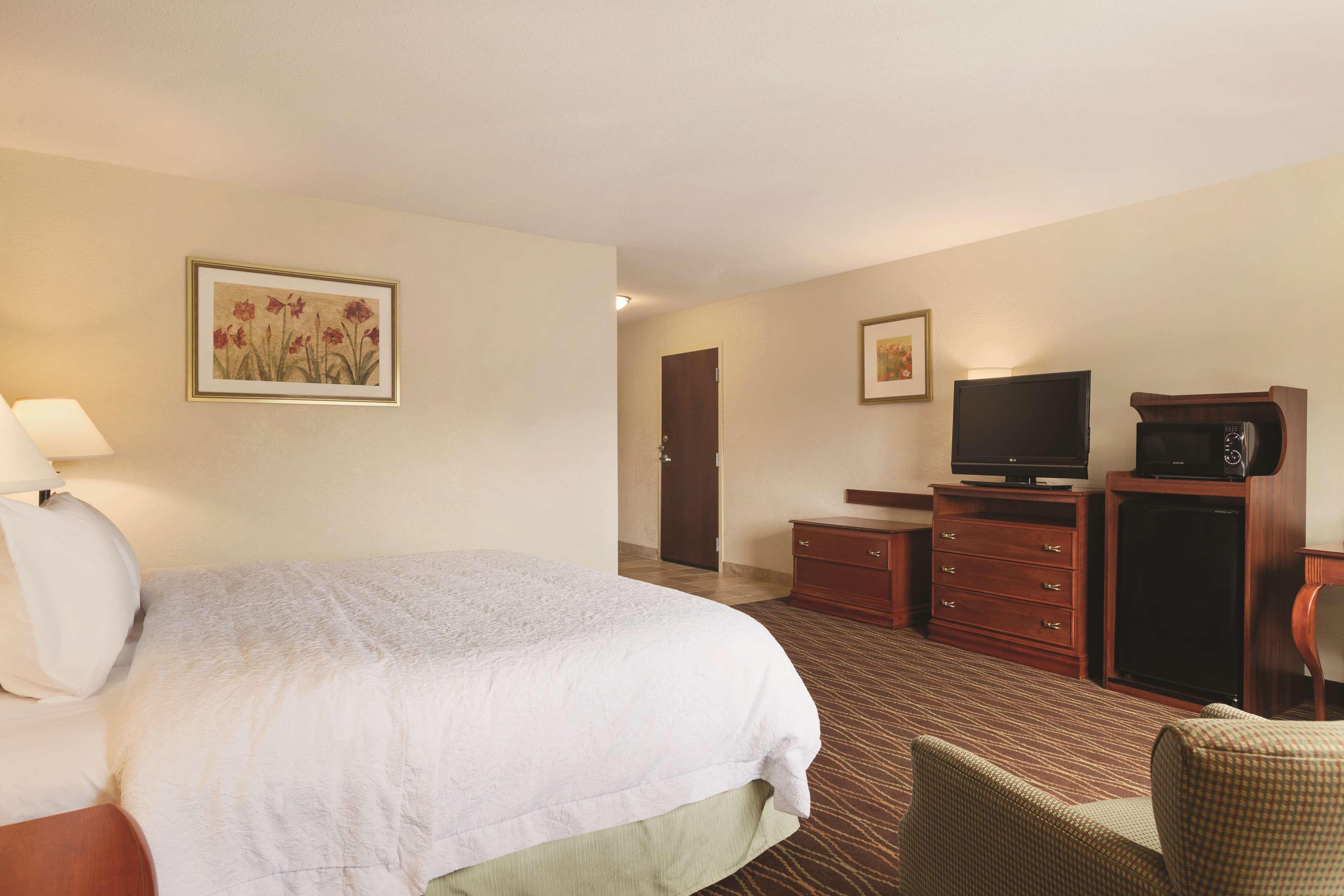 Hampton Inn & Suites Greenfield Exteriör bild