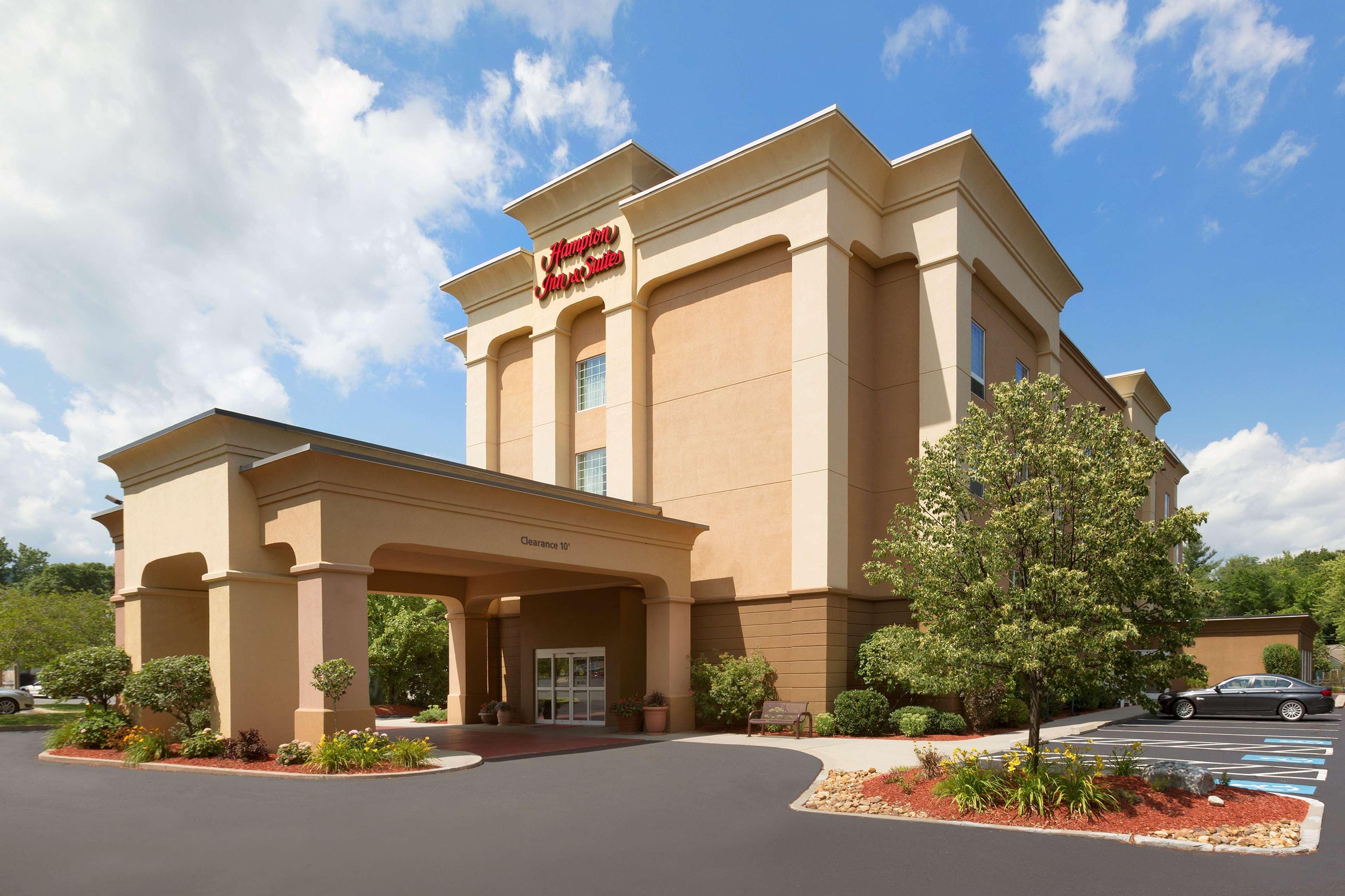 Hampton Inn & Suites Greenfield Exteriör bild
