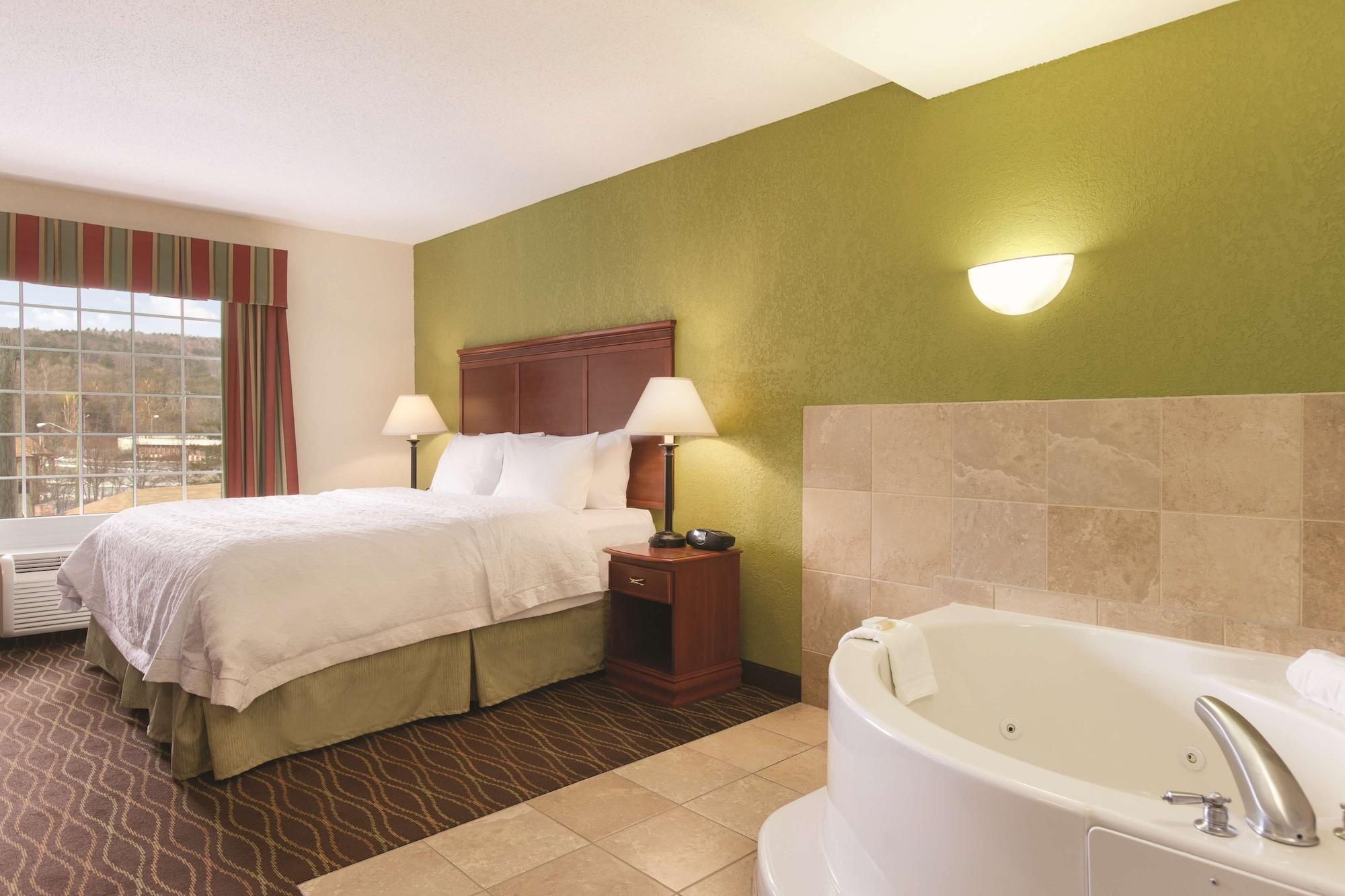 Hampton Inn & Suites Greenfield Exteriör bild
