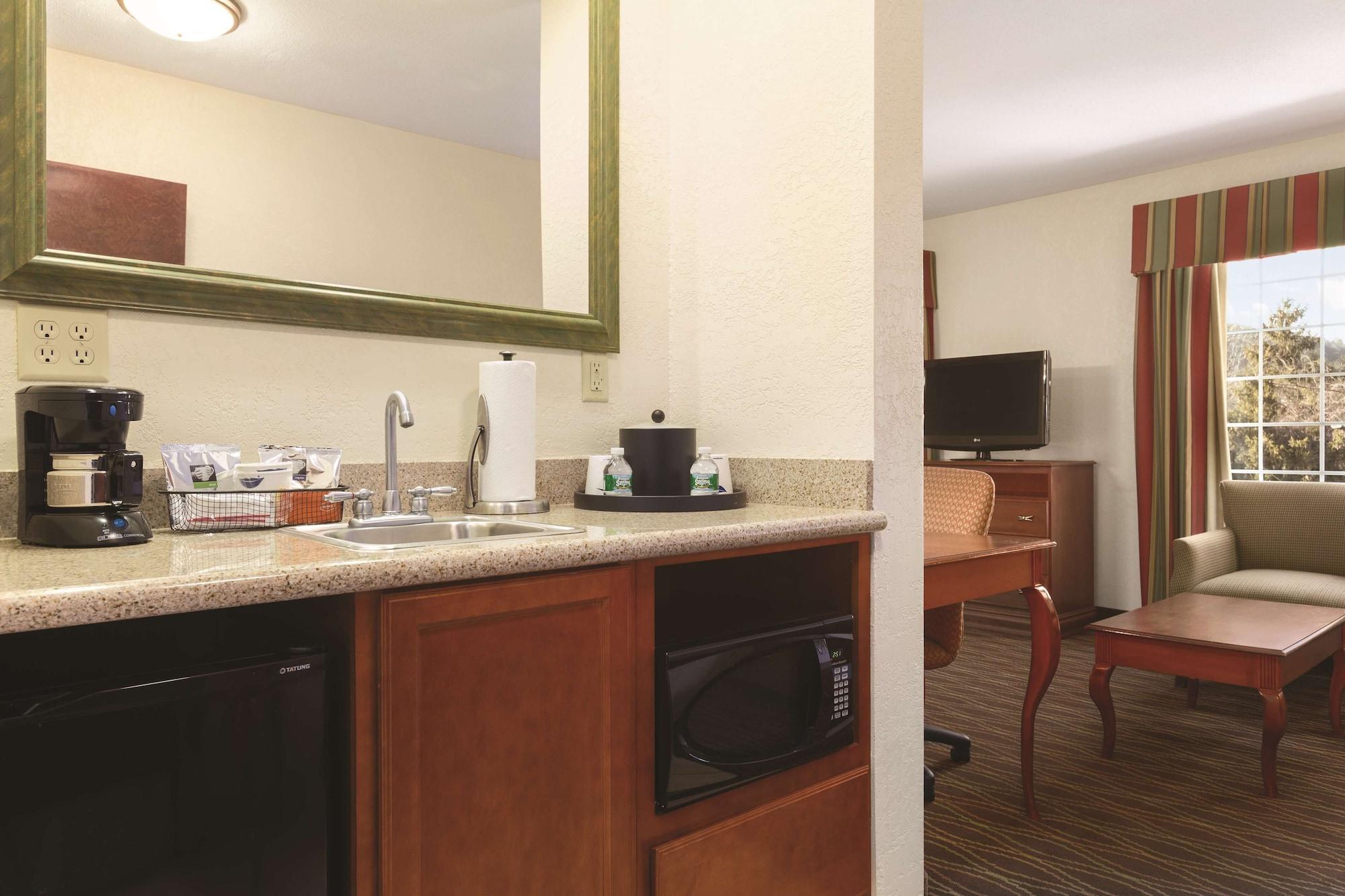 Hampton Inn & Suites Greenfield Exteriör bild