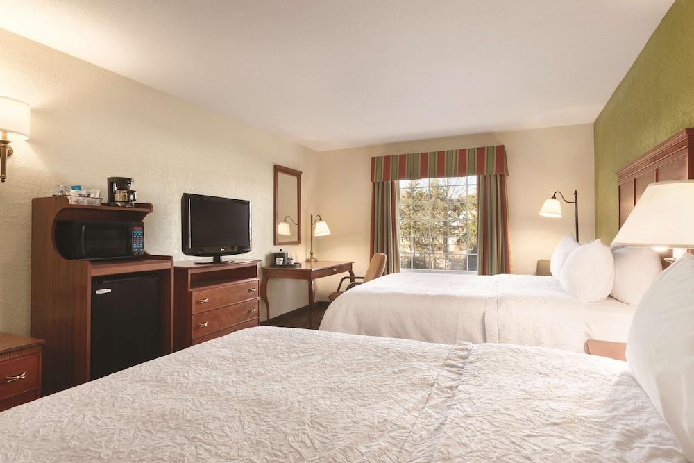Hampton Inn & Suites Greenfield Exteriör bild