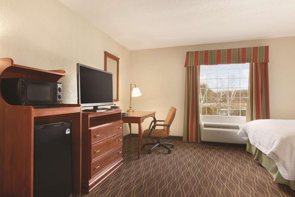 Hampton Inn & Suites Greenfield Exteriör bild