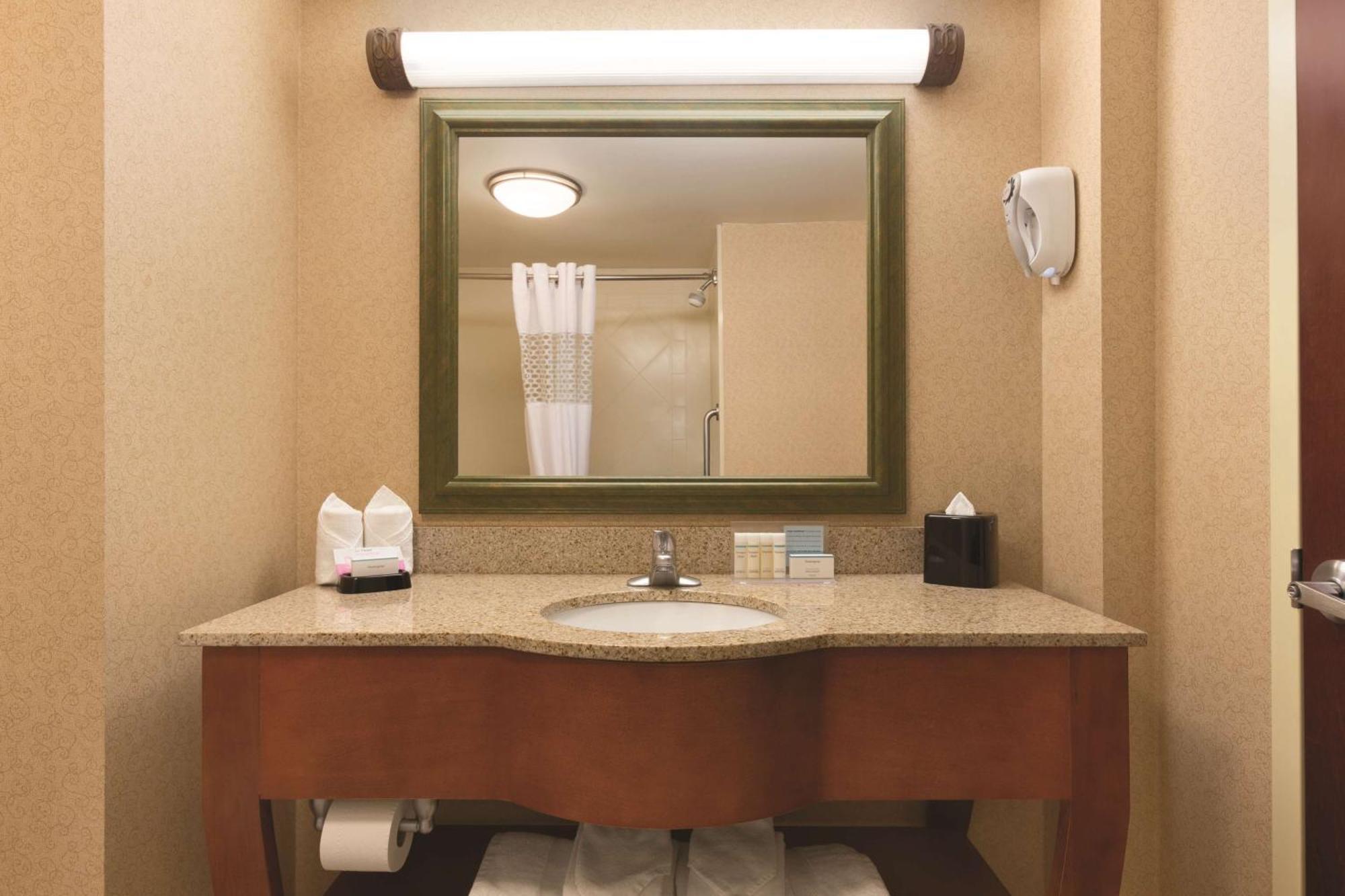 Hampton Inn & Suites Greenfield Exteriör bild