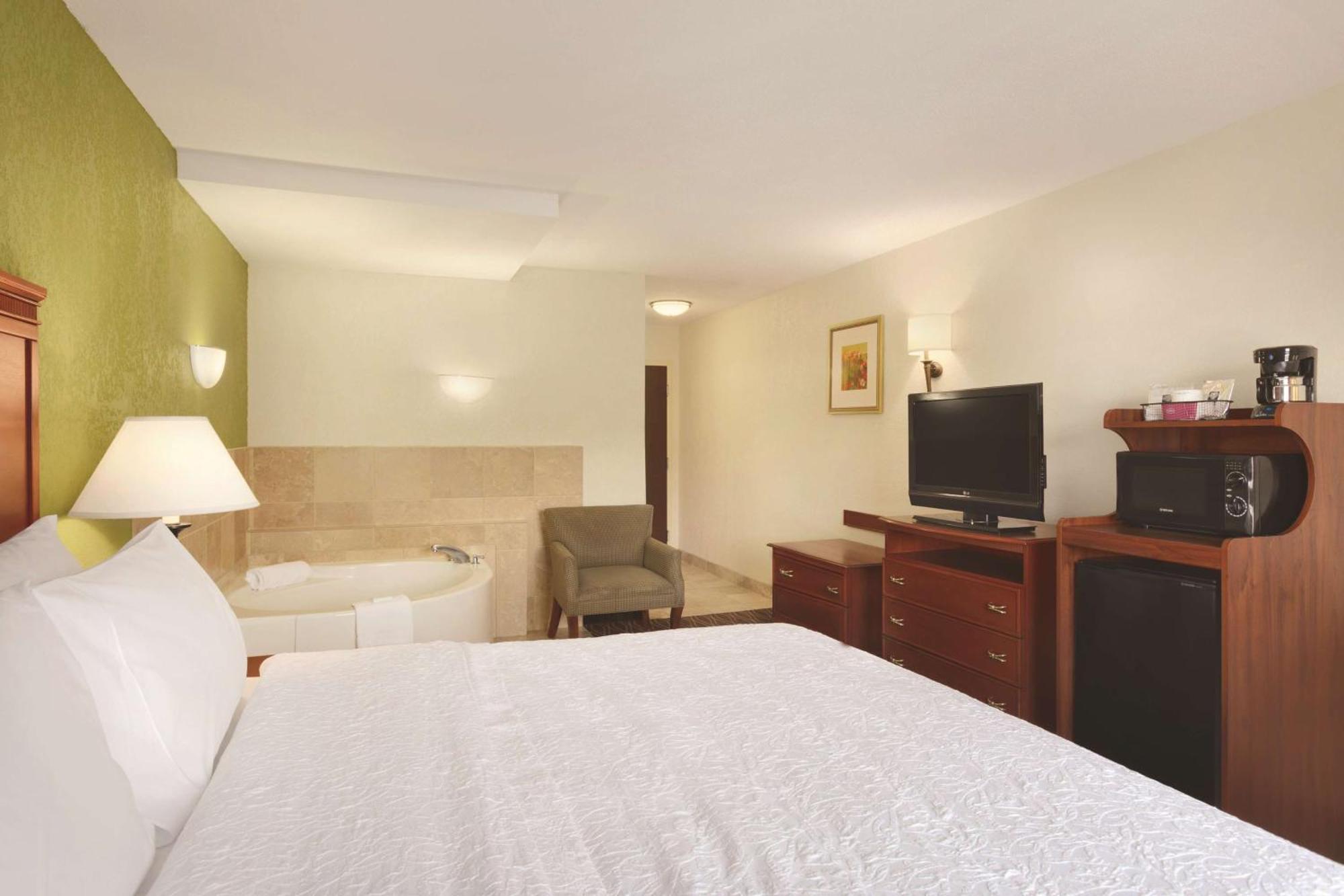Hampton Inn & Suites Greenfield Exteriör bild