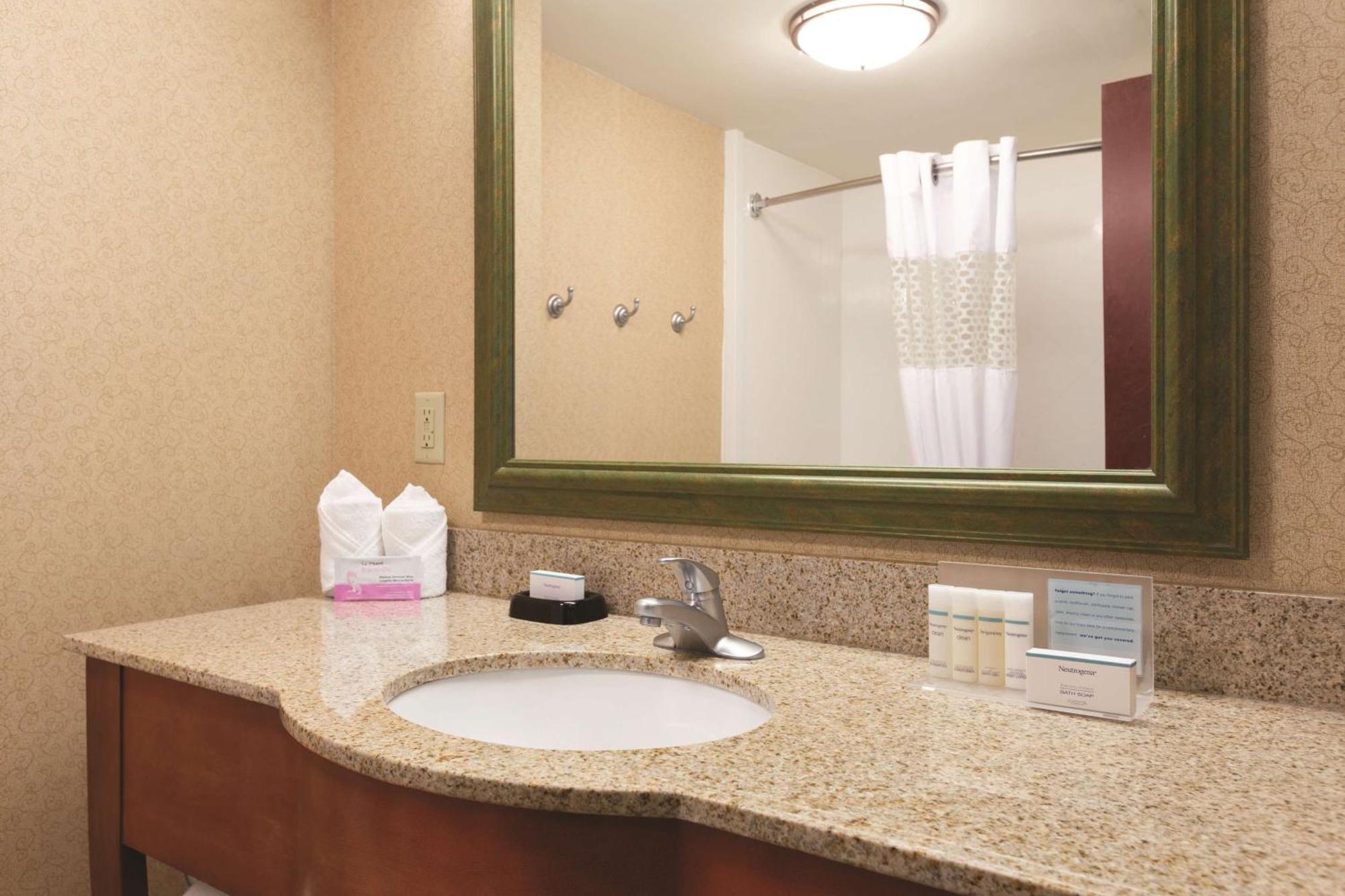 Hampton Inn & Suites Greenfield Exteriör bild