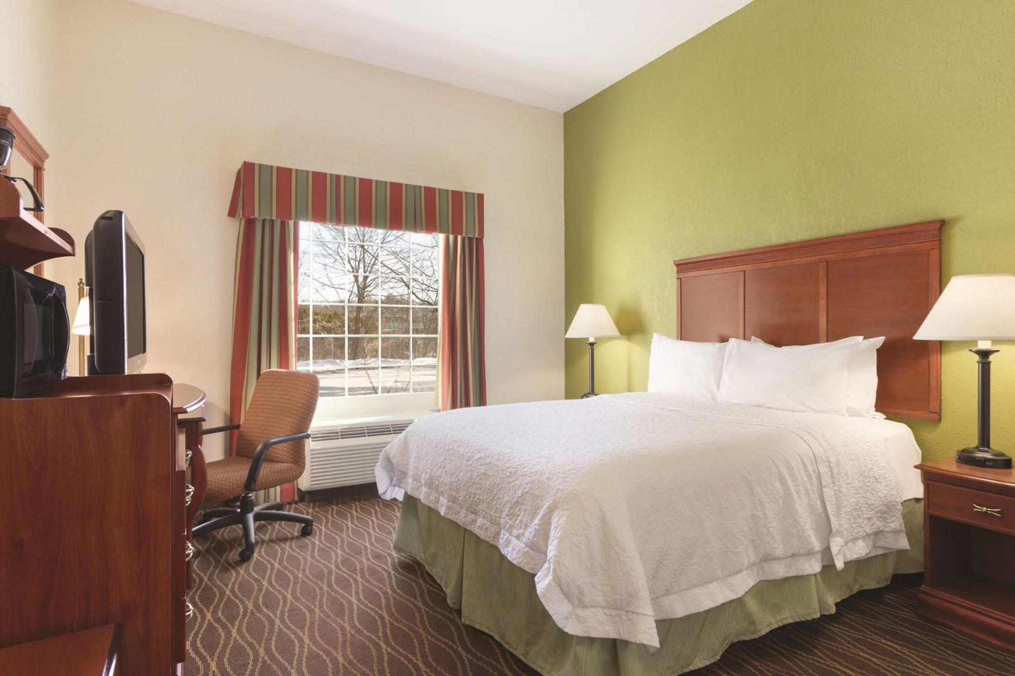 Hampton Inn & Suites Greenfield Exteriör bild