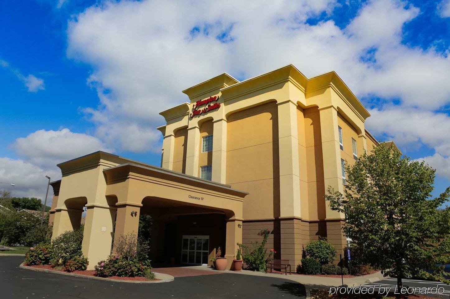 Hampton Inn & Suites Greenfield Exteriör bild