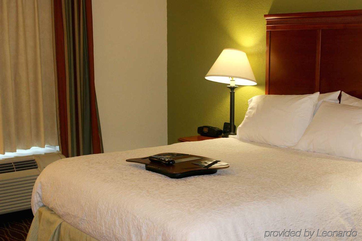 Hampton Inn & Suites Greenfield Exteriör bild